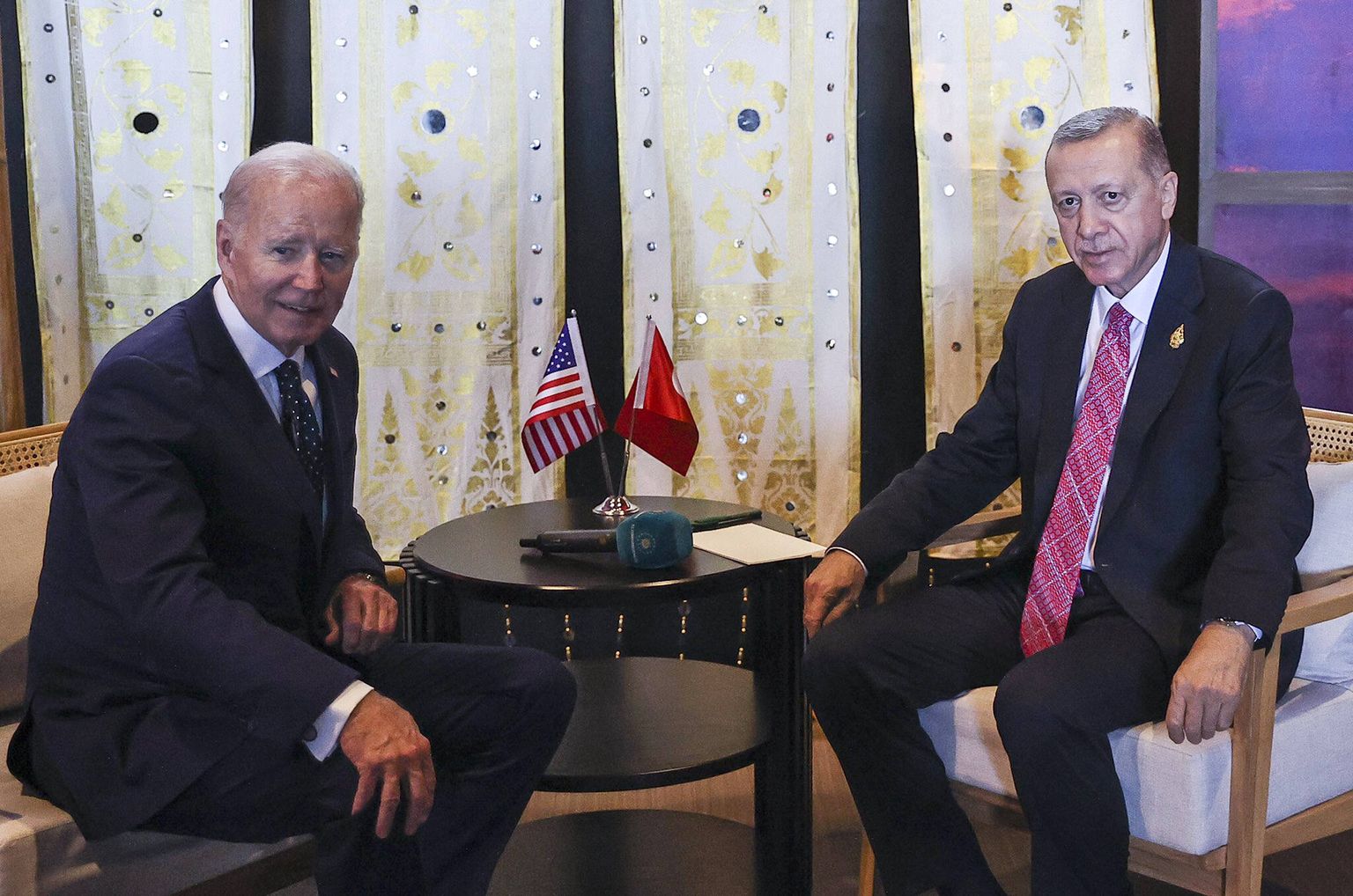 Türgi president Recep Tayyip Erdoğan (paremal) ja USA president Joe Biden (vasakul) Indoneesias Balil Nusa Duas 15. november 2022.