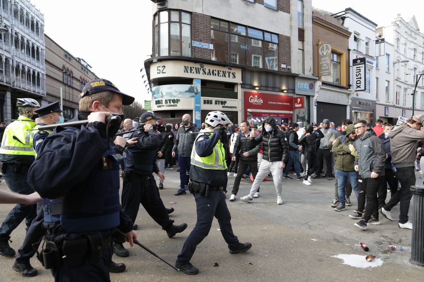 Politsei ja meeleavaldajad Dublini kesklinnas toimunud piirangutevastase meeleavalduse ajal.