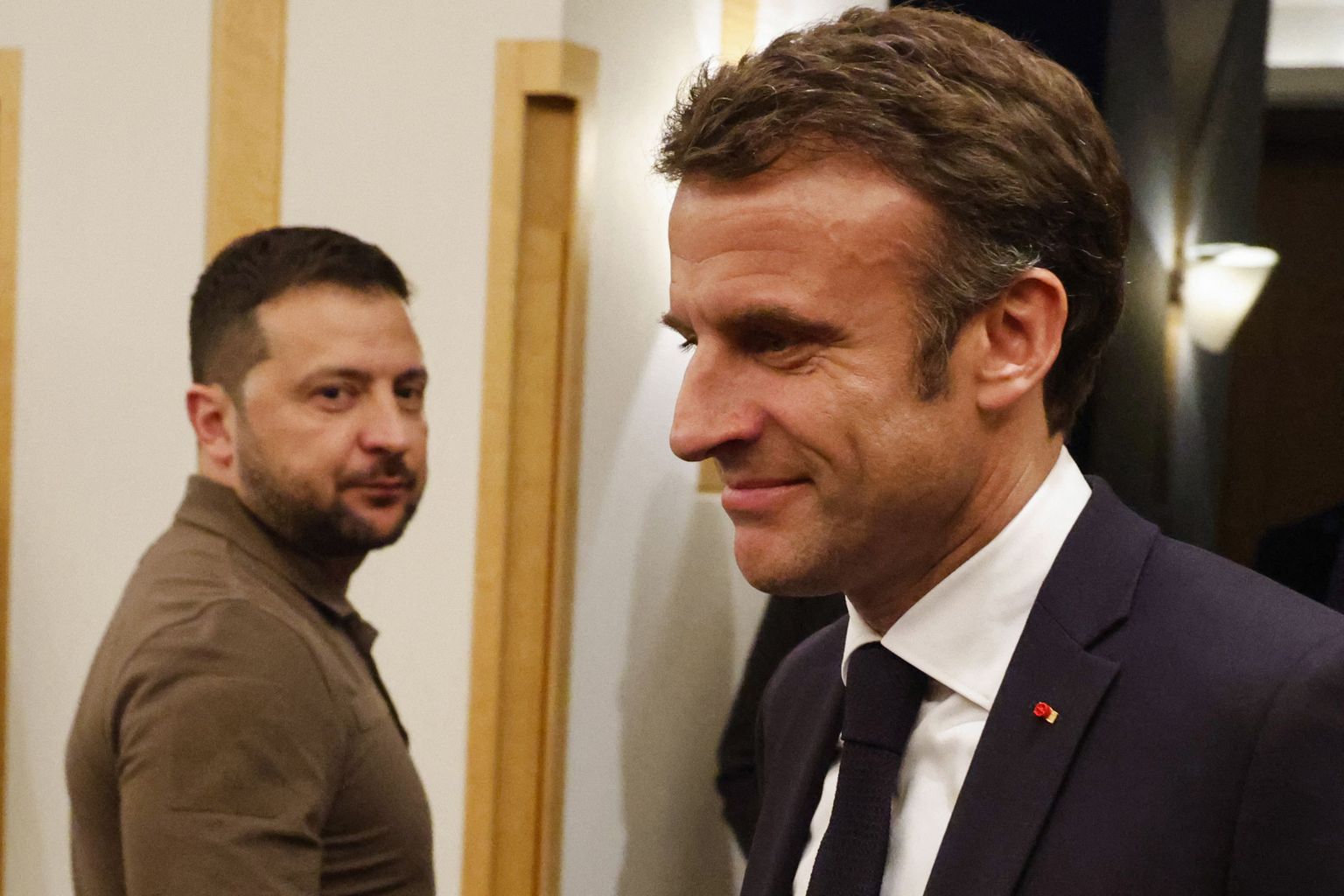 Ukraina president Volodõmõr Zelenskõi (pahemal) ja tema Prantsuse ametivend Emmanuel Macron G7 kohtumise kuluaarides Hiroshimas 20. mail 2023.