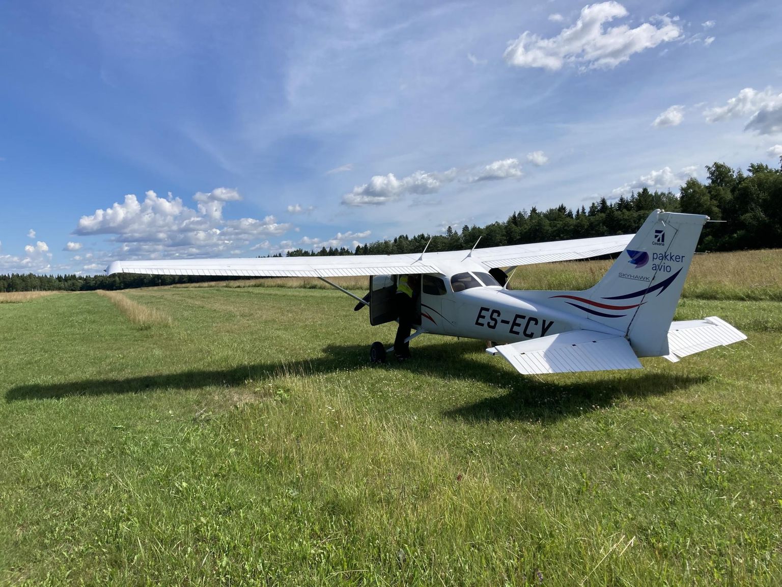 Ajakirjanikud viis Soome lahe kohale Aespa lennuväljalr startinud Cessna 172R Skyhawk.