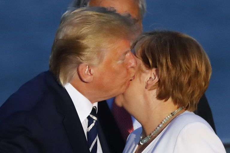 USA president Donald Trump musitab Biarritzis Saksa kantslerit Angela Merkelit