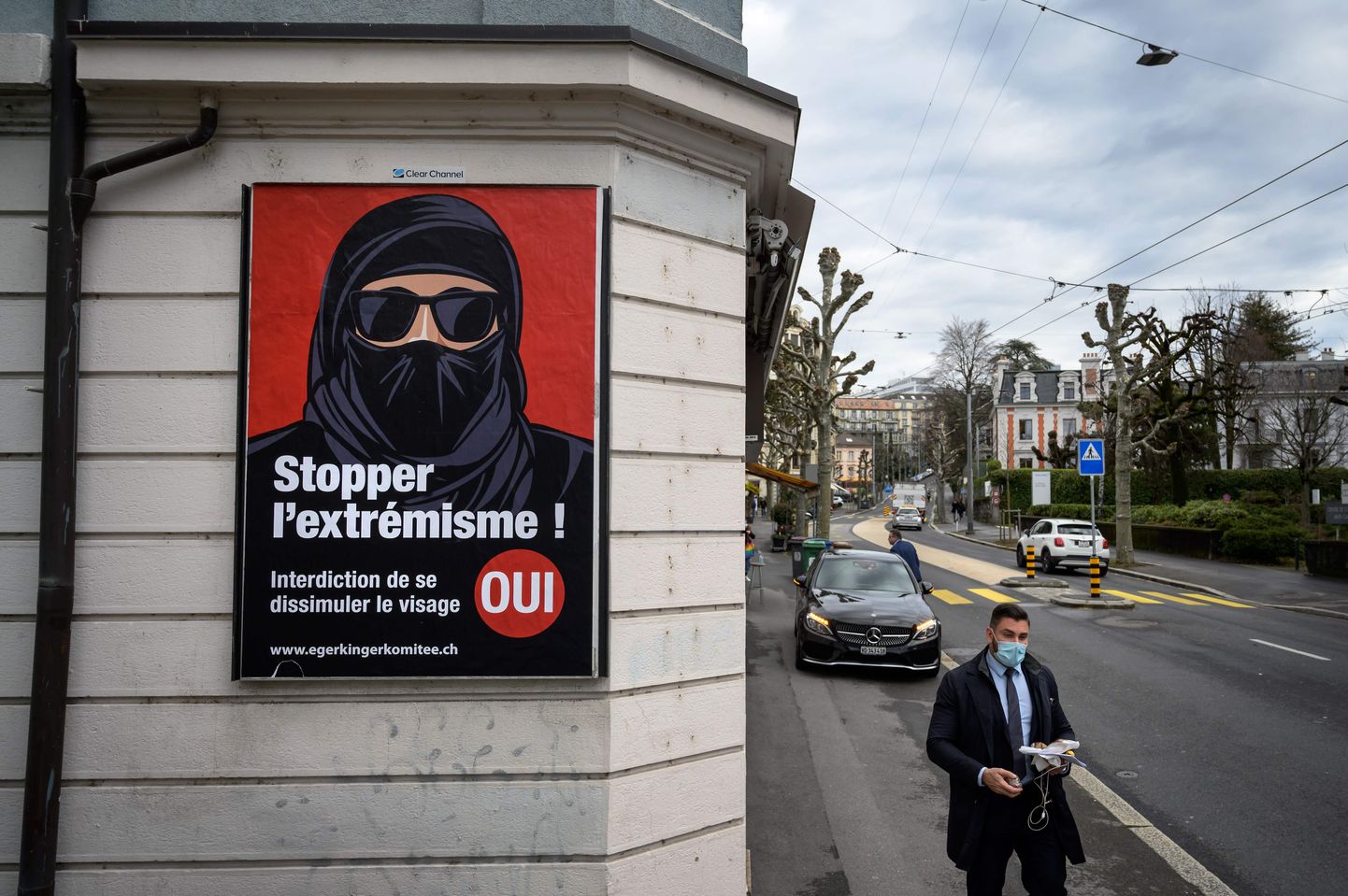 Šveice. Plakāts, kas aicina piedalīties referendumā par aizliegumu aizklāt seju publiskā vietā.