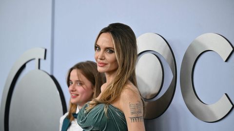 18-летняя дочь Анджелины Джоли и Брэда Питта официально отказалась от фамилии отца