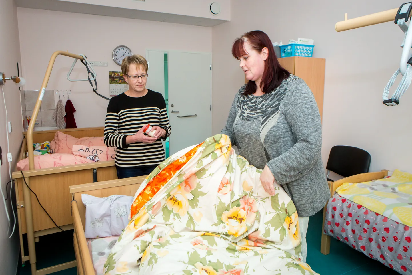VÕIMALUSEST TASUB KINNI HAARATA: Pärsama hooldekodu juhataja Kaire Tiik ja hooldaja Ave Truu-Jakobson leiavad, et täiskasvanuna pole sugugi hilja õppima asuda.