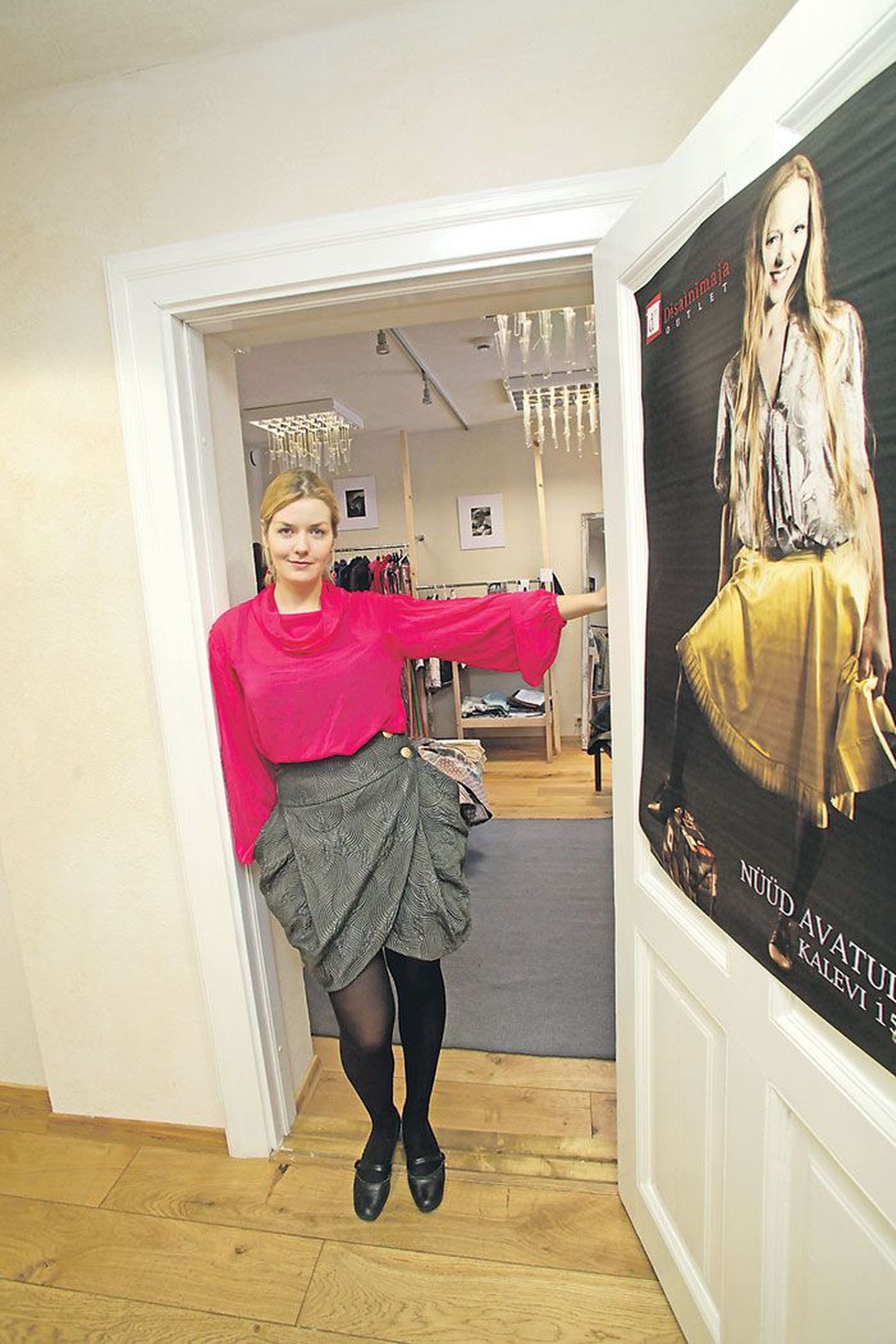 Disainimaja perenaine Hedviga Vei kannab ka ise ülima rahuloluga outlet-müügist ostetud pluusi ja seelikut. Rõivaste autor on Xenia Joost.
