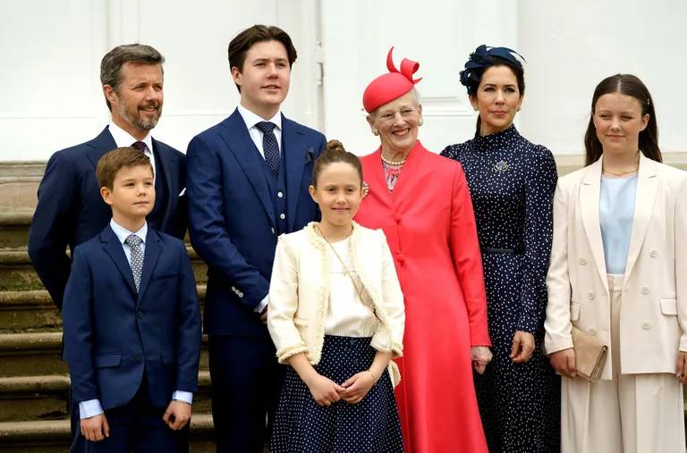 Taani kroonprints Frederik, prints Christian, kuninganna Margrethe, printsess Mary, printsess Isabella. Esimeses reas prints Vincent ja printsess Josephine. Keld Navntoft/Ritzau Scanpix/via REUTERS ATTENTION EDITORS - THIS IMAGE WAS PROVIDED BY A THIRD PARTY. DENMARK OUT. NO COMMERCIAL OR EDITORIAL SALES IN DENMARK. FOTO: Ritzau Scanpix