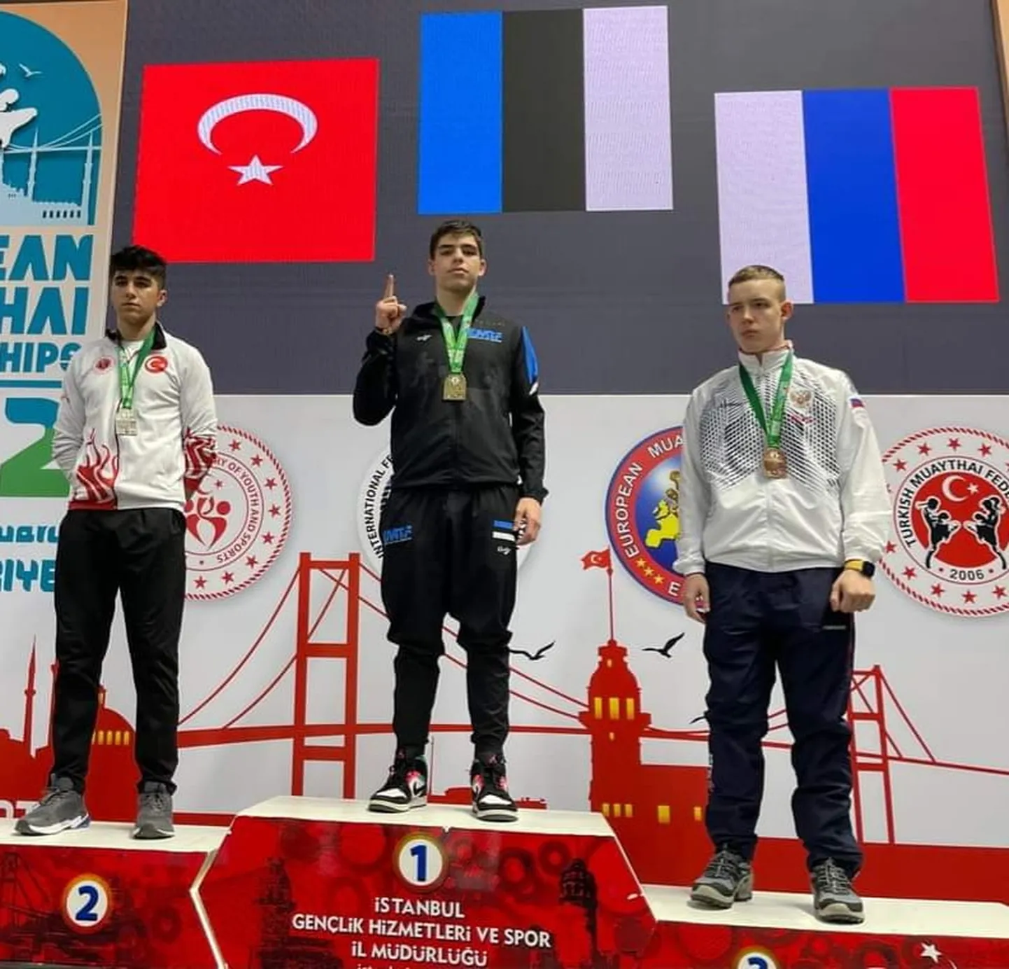 Никита Исопеско на пьедестале почета. Золотая медаль, чемпионат Европы по тайскому боксу, Стамбул, 2022.
