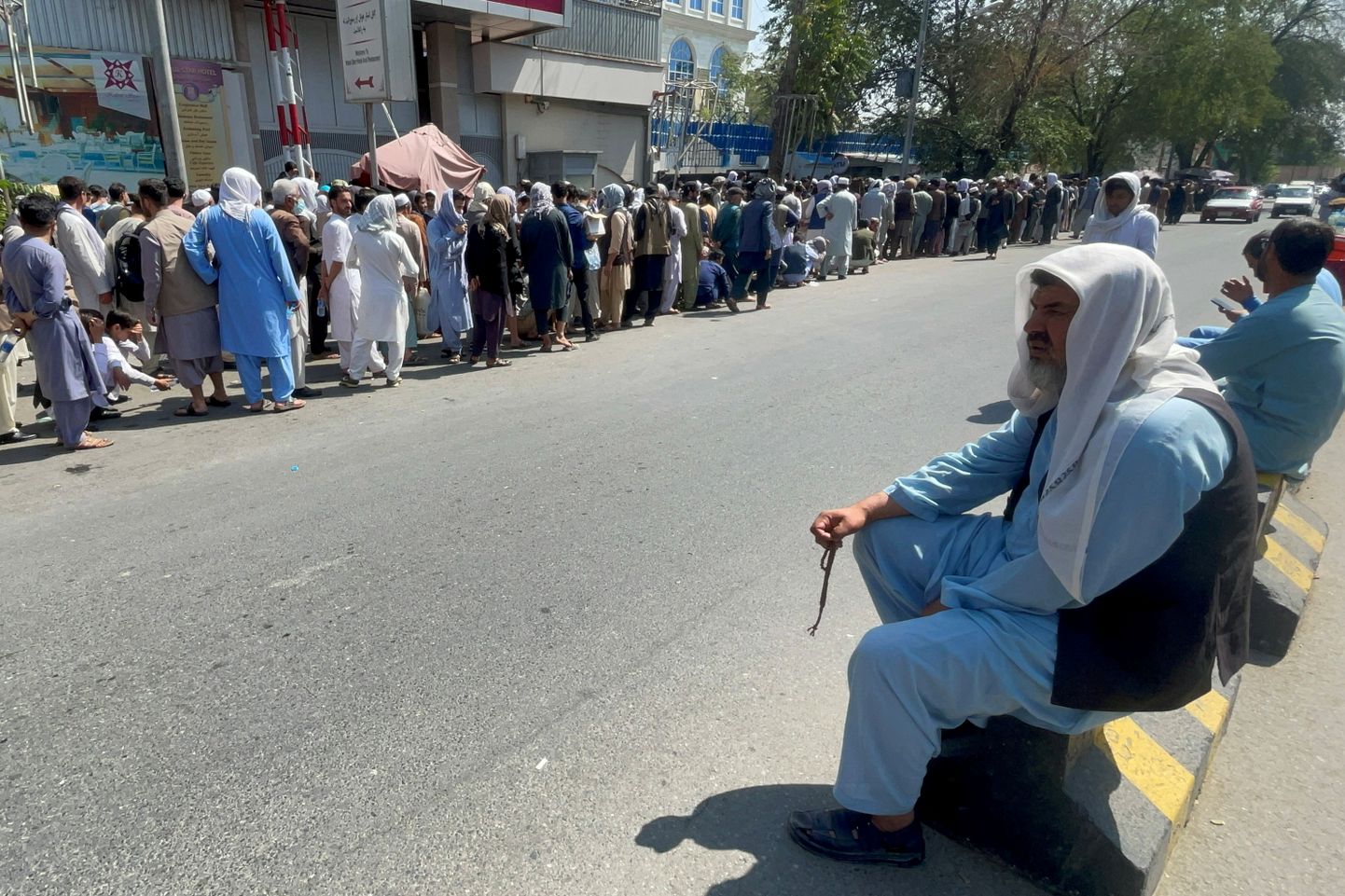 Afgaanid seisavad panga ees järjekorras, et pärast Talibani võimuletulekut Kabulis raha välja võtta.