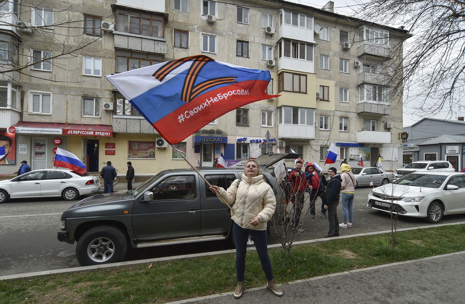 Naine Z-lipuga Krimmi annekteerimise aastapäeval.