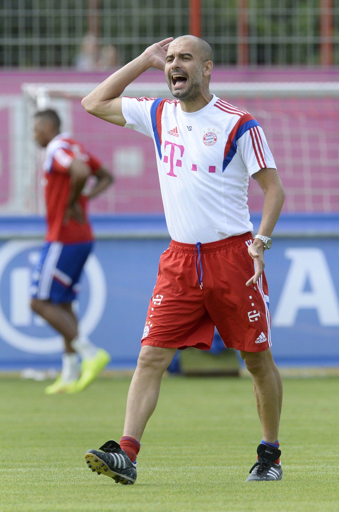 Müncheni Bayerni peatreener Pep Guardiola treeningul hoolealustele õpetussõnu jagamas.
