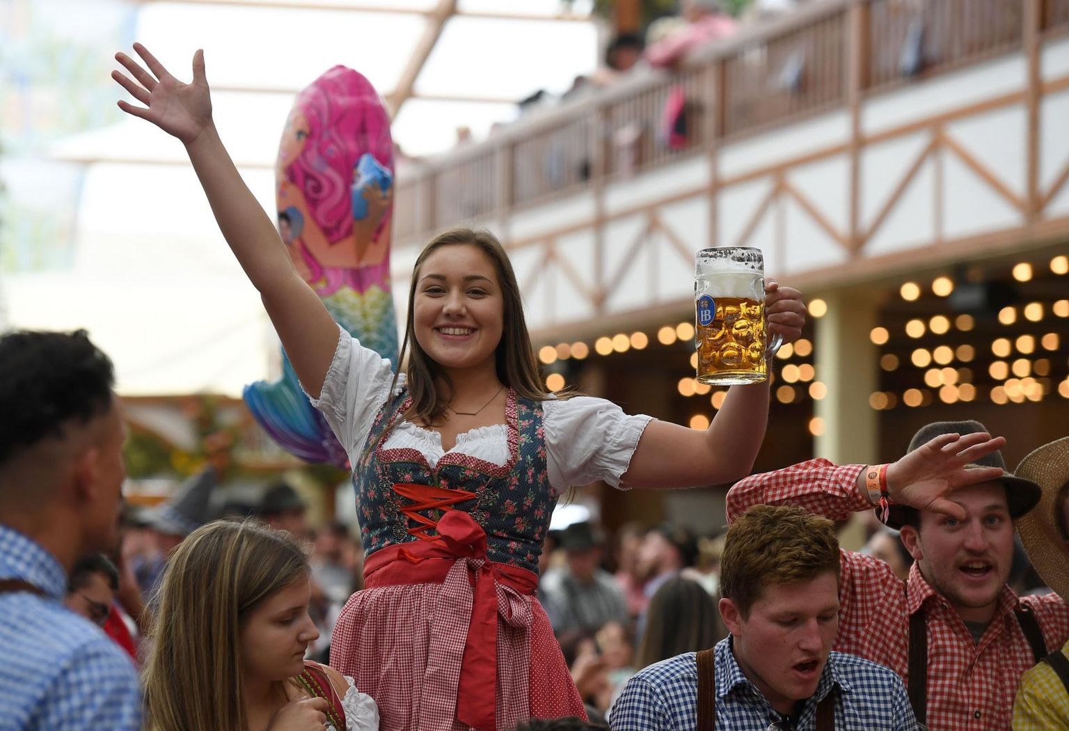 Traditsioonilises dirndlis neiu nautimas peomelu tänavuse Oktoberfesti avapäeval.