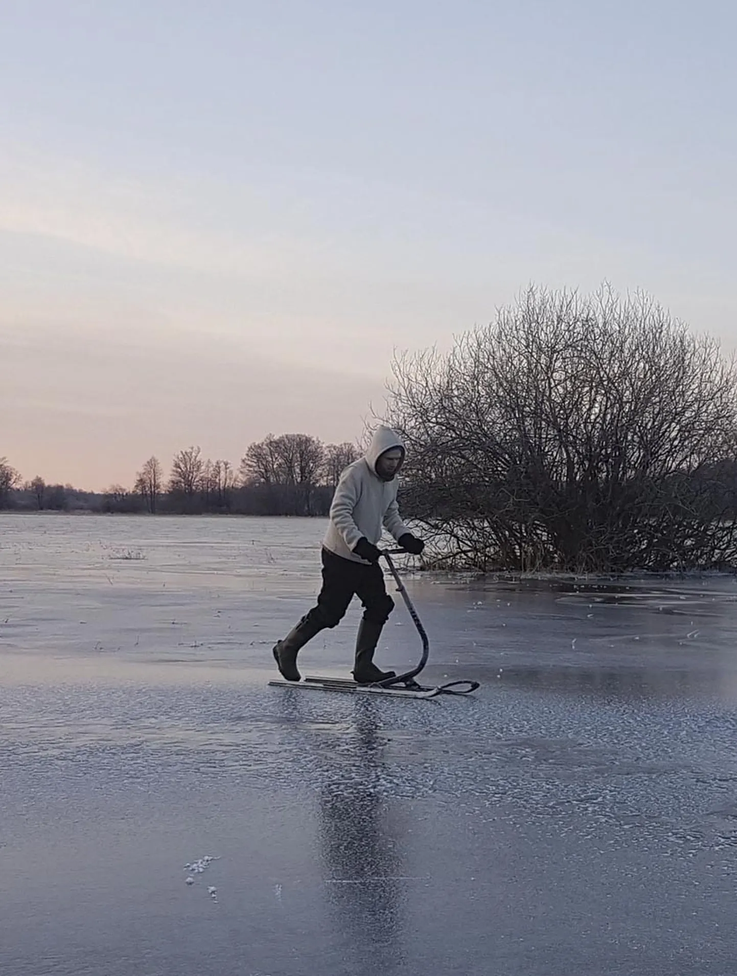 Soomaa heinamaast on saanud liuväli, kus saab matkata tõukekelguga ja uisutada. Fotol sõidab tõukekelguga Soomaa jääl Kaspar Leppi.