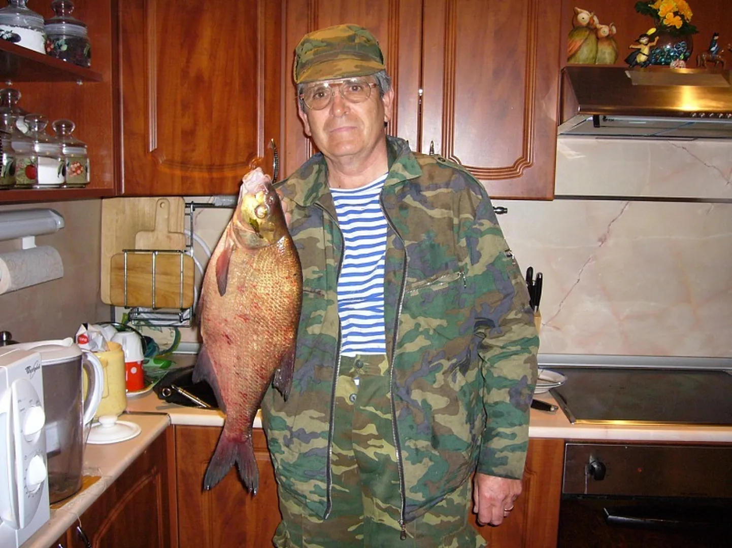 Николай Захаров говорит, что в свои 77 лет взглядов не изменил и верит, что левые возьмут в мире власть.