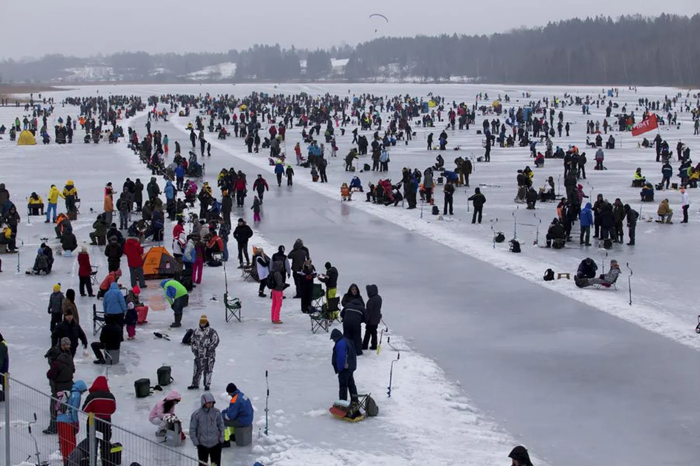 Uued korraldajad loodavad, et kuu aja pärast peetavale Viljandi kalapeole tuleb rohkesti osavõtjaid ja külalisi. See foto pärineb eelmisest aastast, kui järvel oli toonaste korraldajate väitel pisut alla 5000 kalastaja.