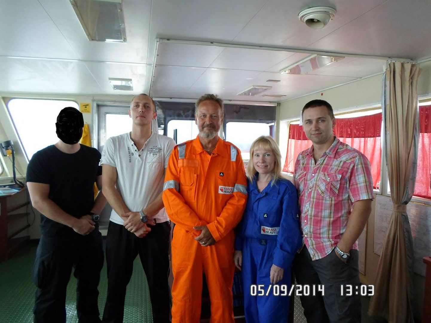 Stefan (keskel) ja Svetlana Jerkander Saksa kaubalaeva meeskonna liikmete ja ühega kolmest turvameeskonna liikmest – viimase nägu on turvakaalutlustel varjutatud.