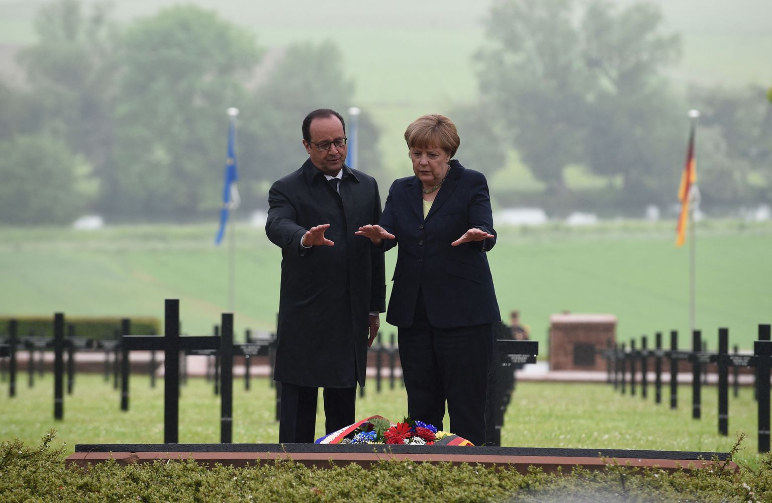 Prantsuse president François Hollande ja Saksa kantsler Angela Merkel eile Consenvoye´i sõjaväekalmistul.