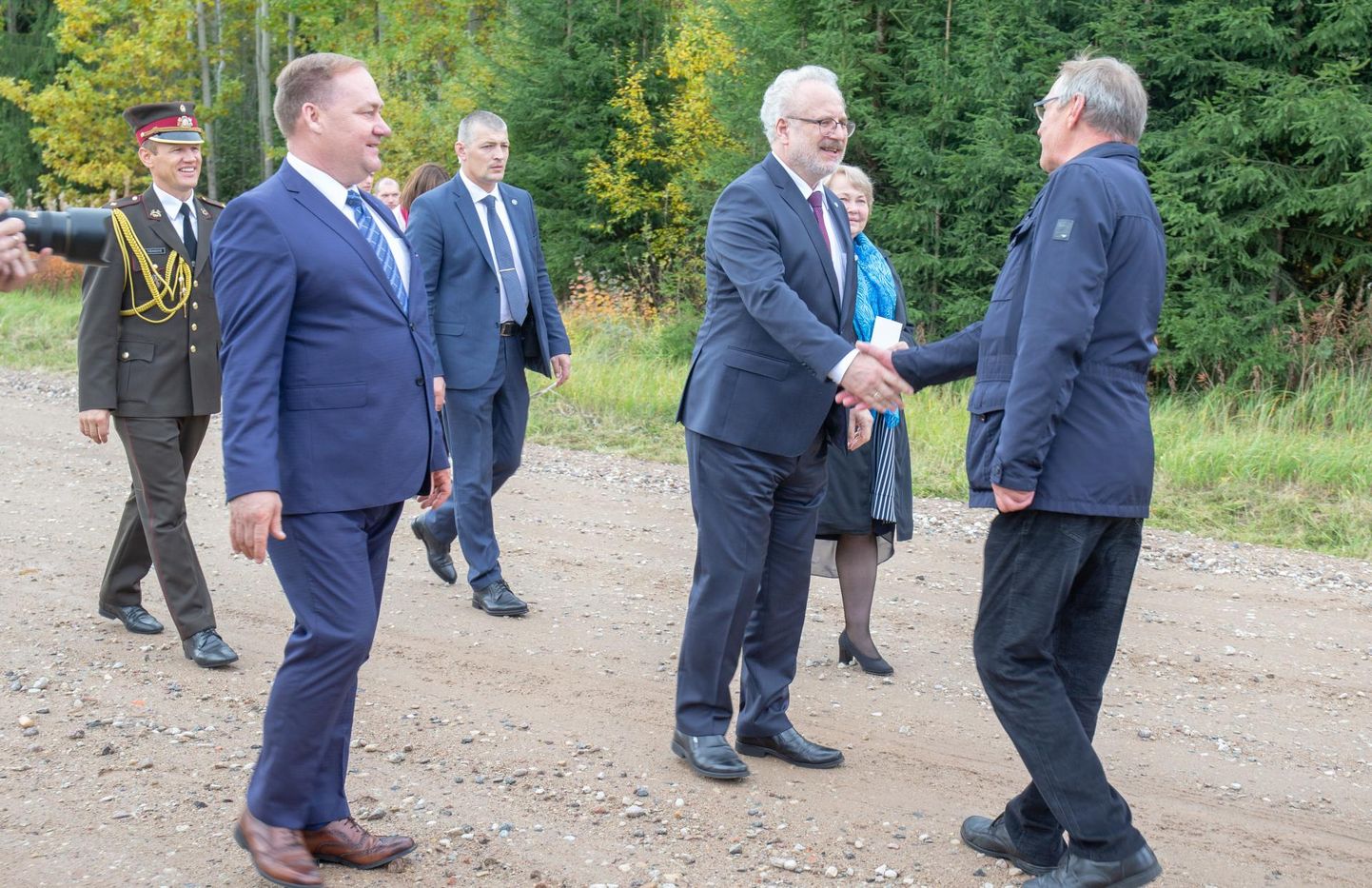 Läti president Egils Levits (vasakul) surus Eesti piiril kätt Mõisaküla piirkonna juhi Ervin Tambergiga.