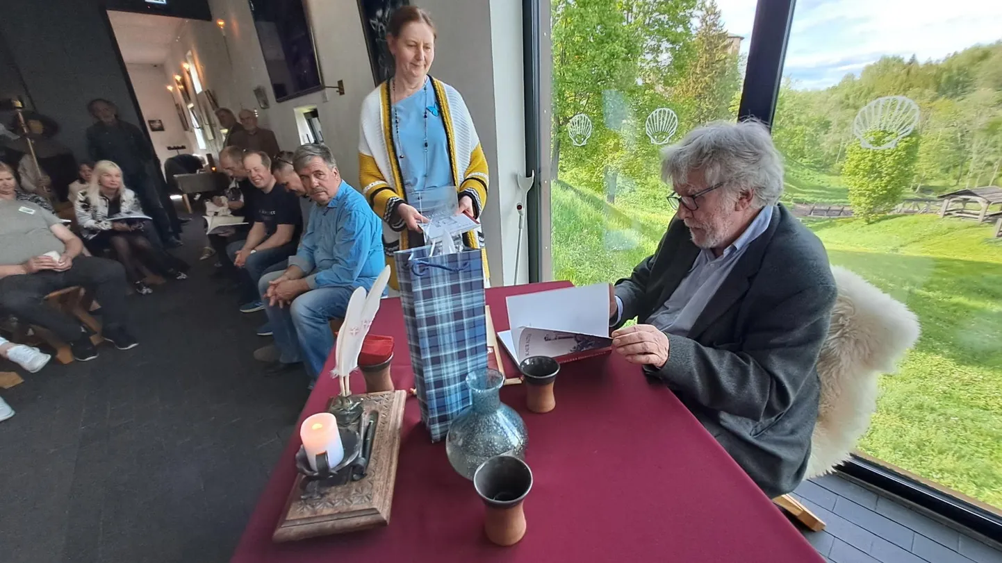 Raamatu esitlusel jagas autor Kaur Alttoa pühendusi.