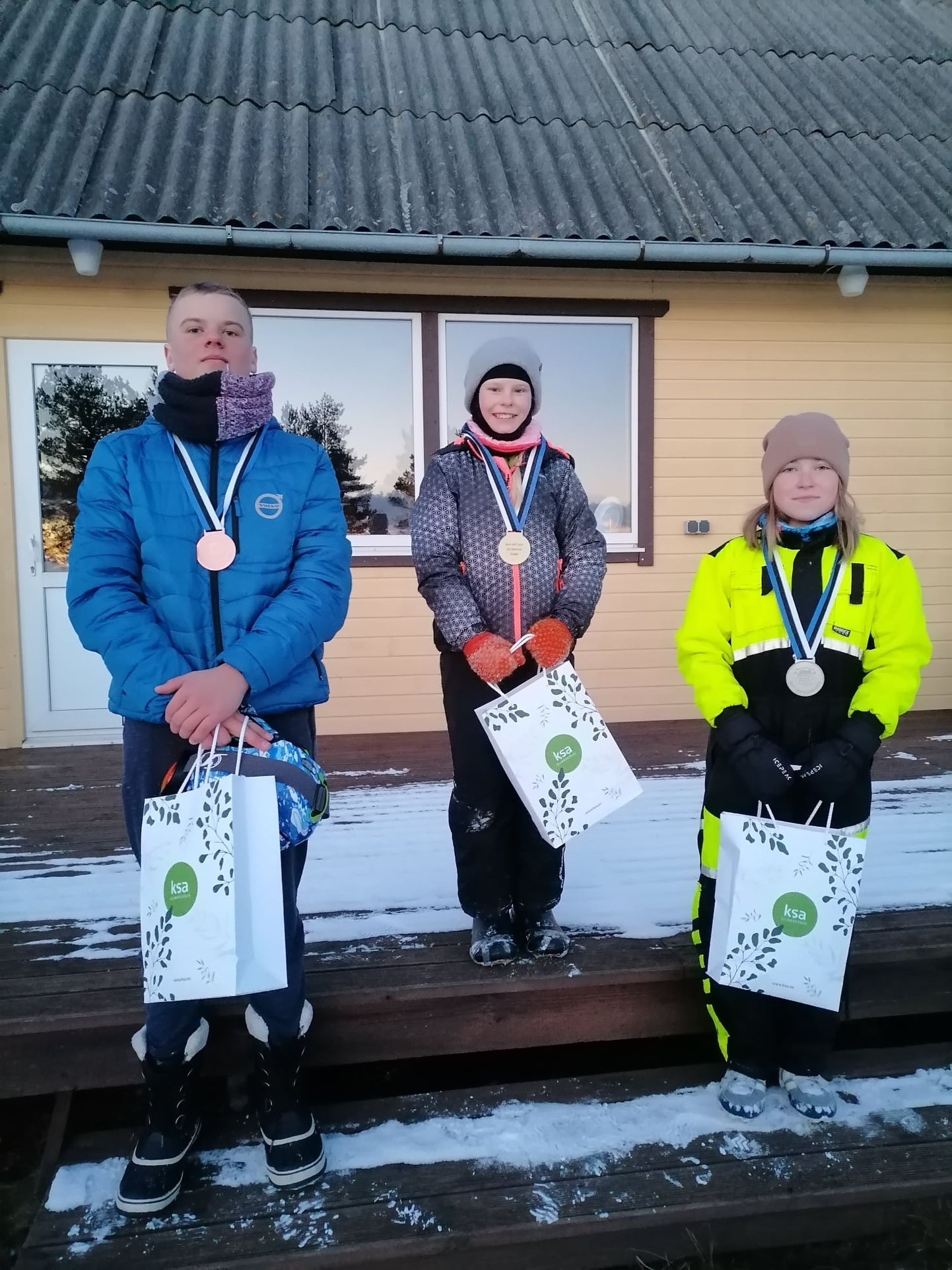 ESIKOLMIK: 2021 Eesti meistrivõistluste esikolmik (vasakult): pronks Andrias Sepp, kuld Anni Kubjas ja hõbe Trinette Välisson.