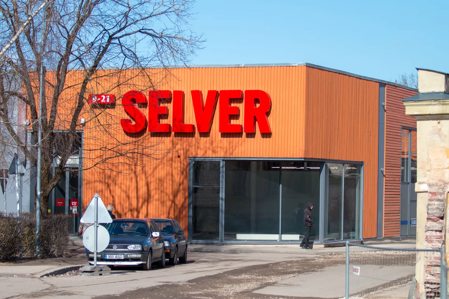 Teadaolevalt leidis vargus aset Valga Selveris, mis asub Raja tänaval.




Foto: Arvo Meeks / Lõuna-Eesti Postimees