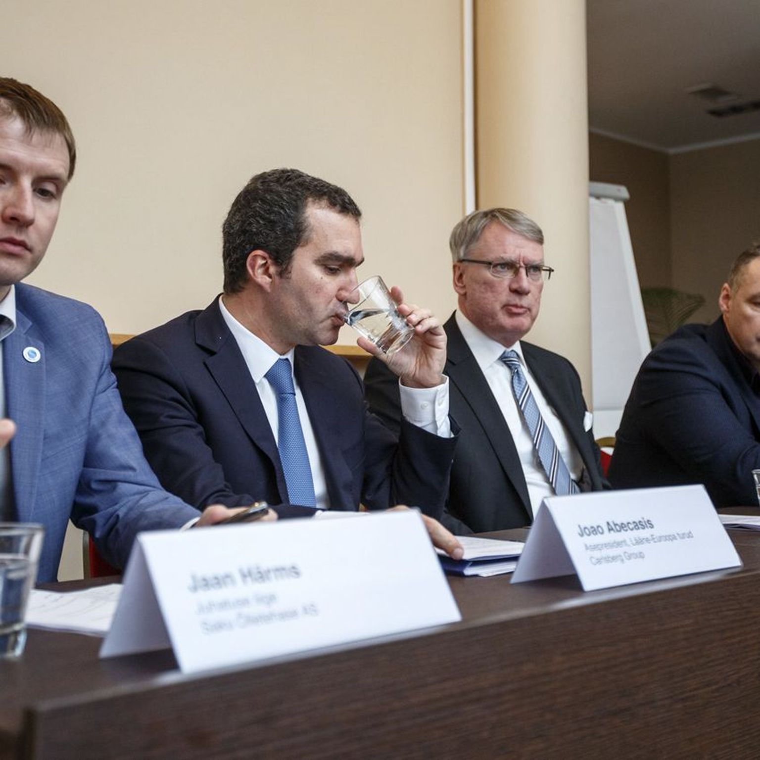 Carlsberg Grupi Lääne-Euroopa turgude asepresident Joao Abecasis (keskel vasakul) ja Olvi juhatuse esimees Lasse Aho rõhutasid, et nende eesmärk on luua pikaajaline ja hea koostöö Eesti valitsusega, et muudatused siinsel turul ei oleks nii järsud.