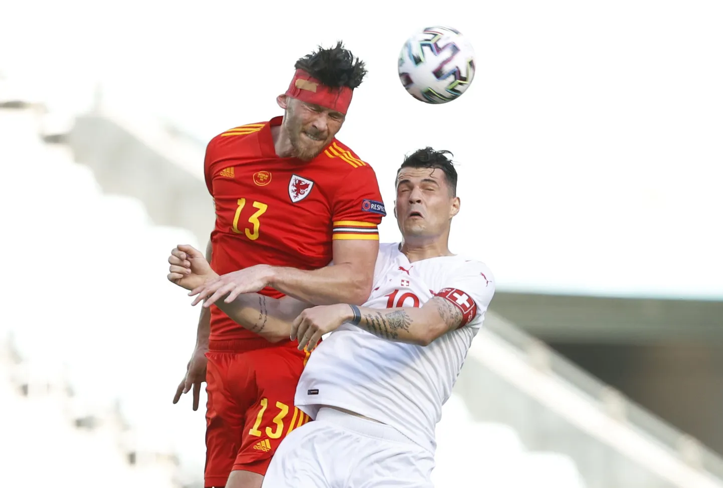 Kieffer Moore peaga löögile suundumas.