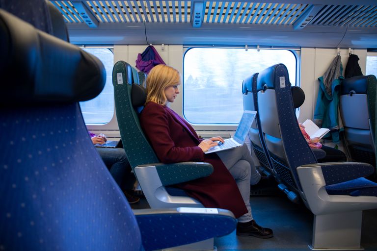 Женщина работает в поезде. Фото иллюстративное.