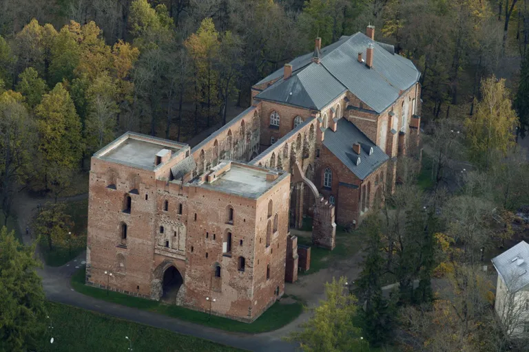 Tartu Toomkiriku varemed. Keskajal võis kirik olla palverännakupaigaks, seal asus reliikvia: püha Blasiuse safiiriks muutunud pöial.