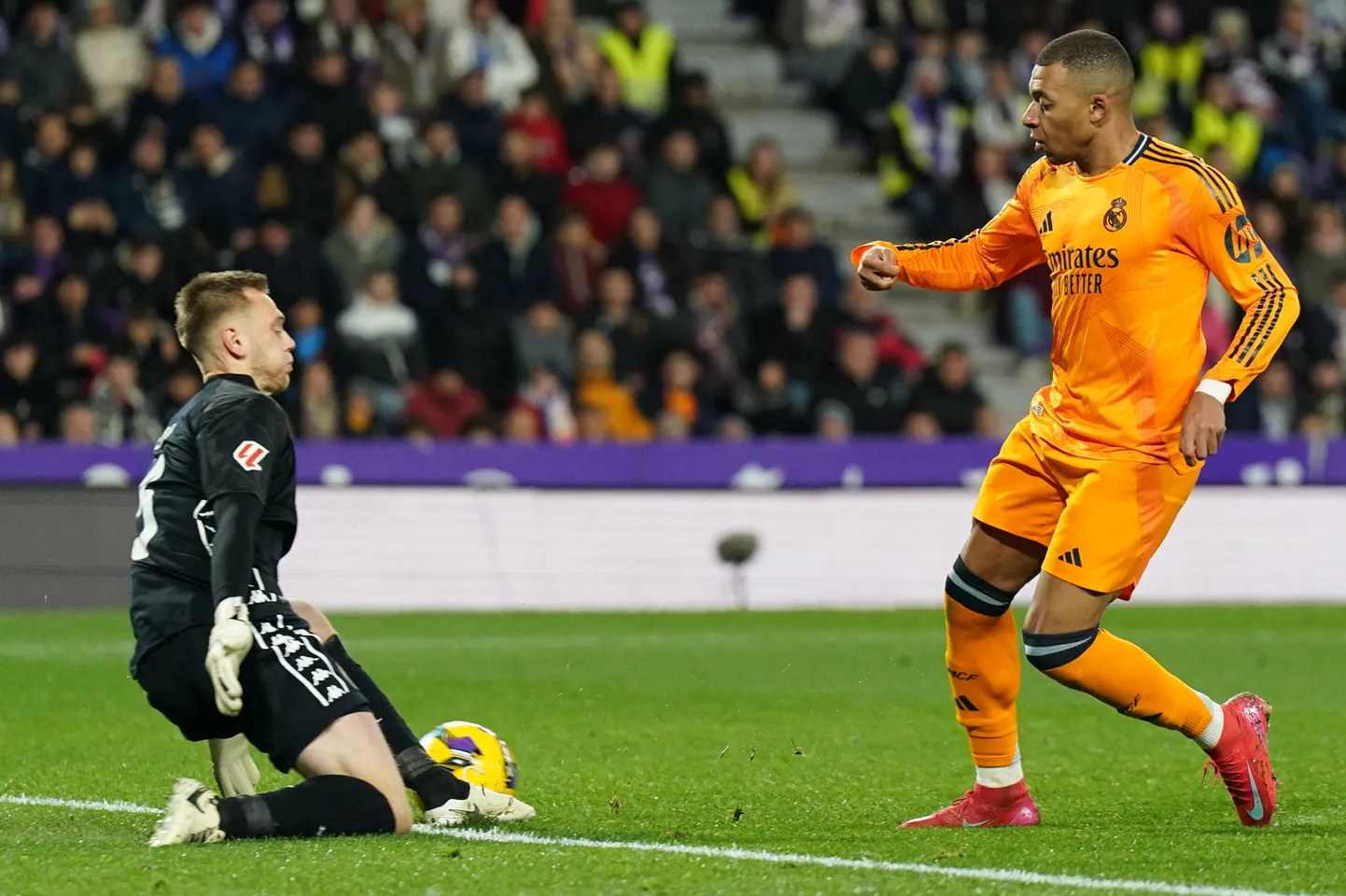 Eesti koondise ja Valladolid Reali väravavaht Karl Jakob Hein (vasakul) saab Hispaania kõrgliigas jõudu proovida maailma parimate klubimeeskondade ja mängijatega. Fotol tõrjub ta maailmameistri Kylian Mbappe pealelöögi.