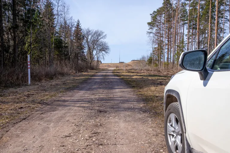 Otse ees on nõukogude ajal ehitatud lennuväli, mis sundis Paide–Tapa–Rakvere maantee kolima hoopis teise kohta.