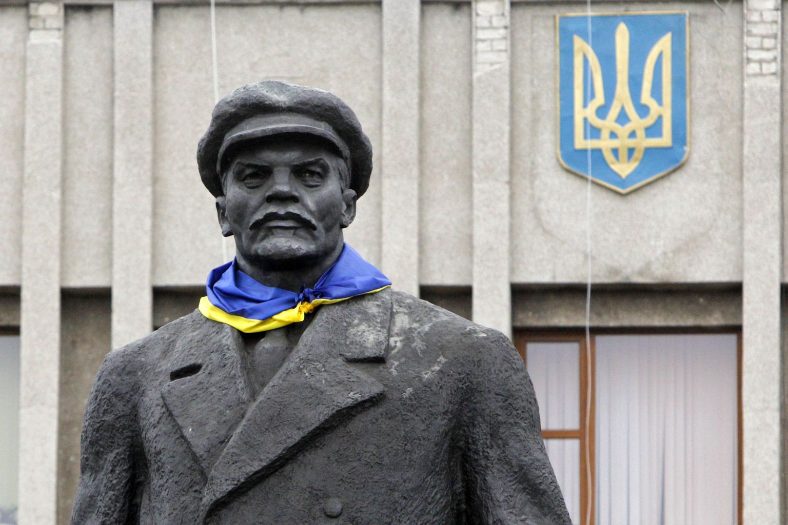 Ukraina lipust salliga Lenini kuju Slovjanskis.