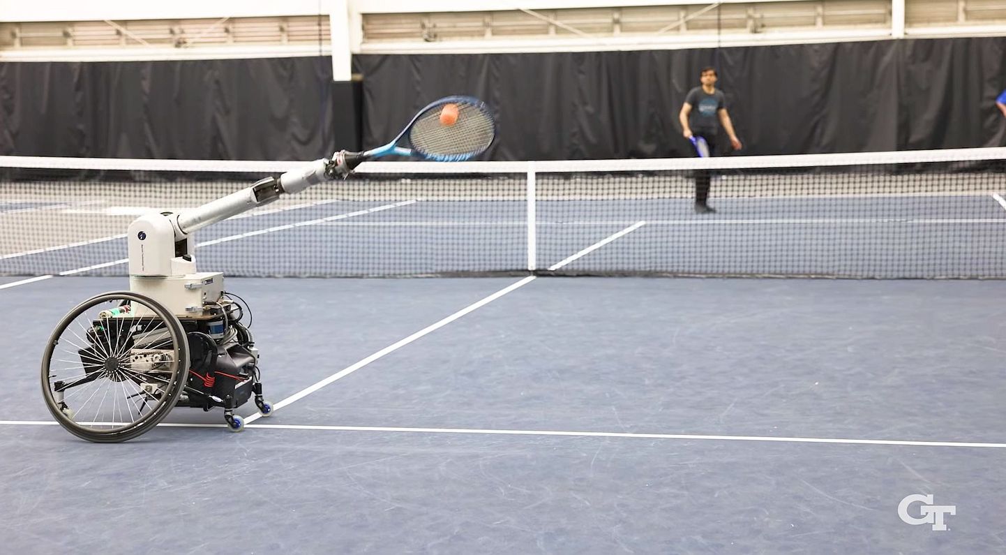 Robot suudab ilmselt inimest tennises varsti lõdva randmega võita, kuid eesmärgiks pole võit, vaid mängimine. Masinale saab ette anda inimesest vastase tugevused ja nõrkused ning treenida sportlast justkui temaga mängides.