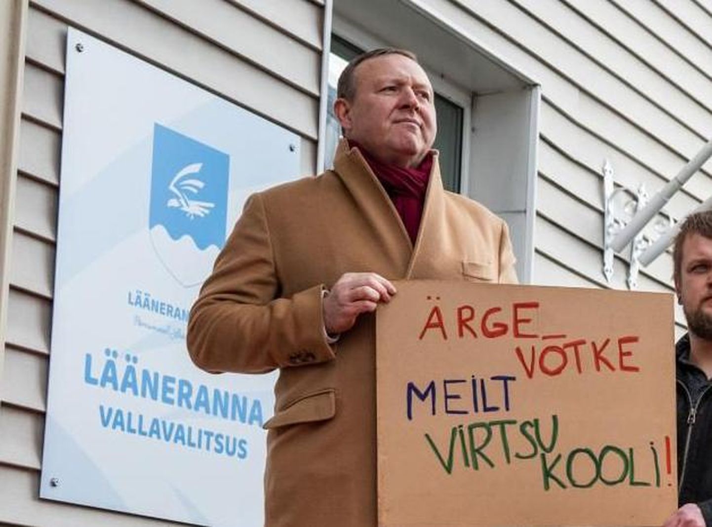Lõuna-Läänemaa jalgpalliklubi treener Jaanus Getreu Lääneranna vallavalitsuse ees Virtsu kooli ümberkorraldamise vastu meelt avaldamas.