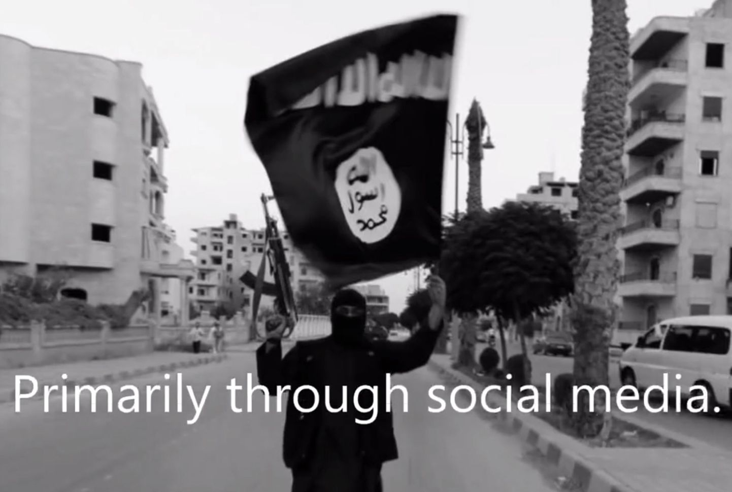 ISISe võitleja Raqqa linnas, mida peetakse äärmusrühmituse tugipunktiks Süürias.