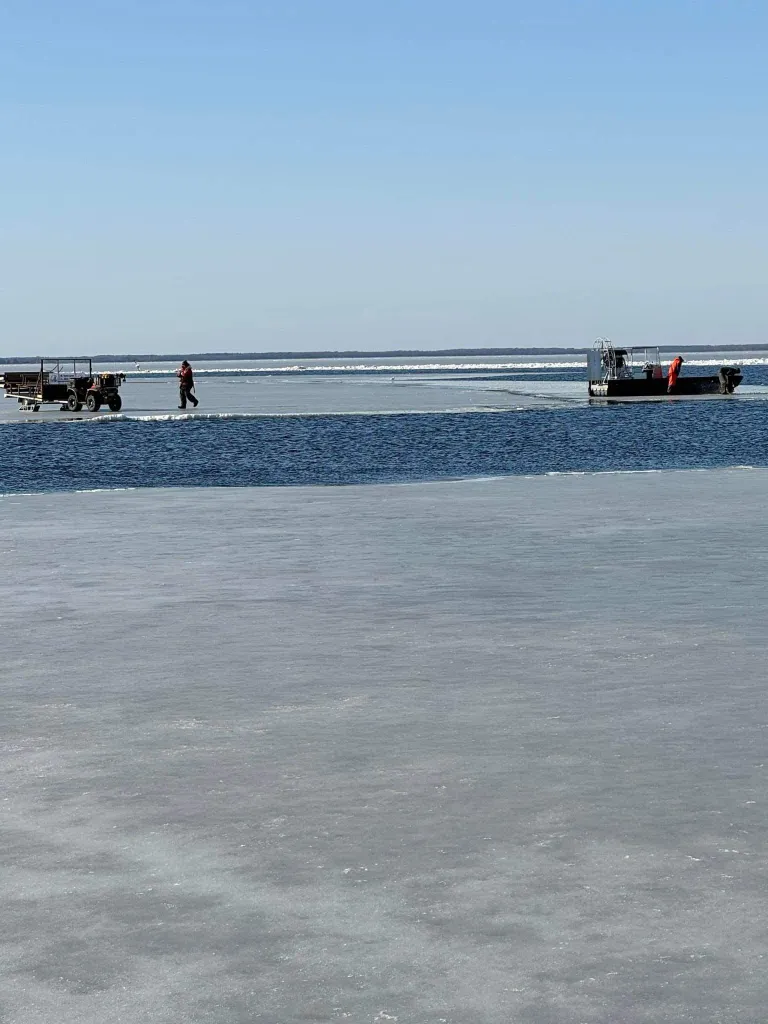 Täna kella 13 paiku jäi Pärnu lahel jäävangi umbes tosin kalameest, kes Raio Piiroja ja Tarmo Luksi abiga teisele poole pragu pääsesid.