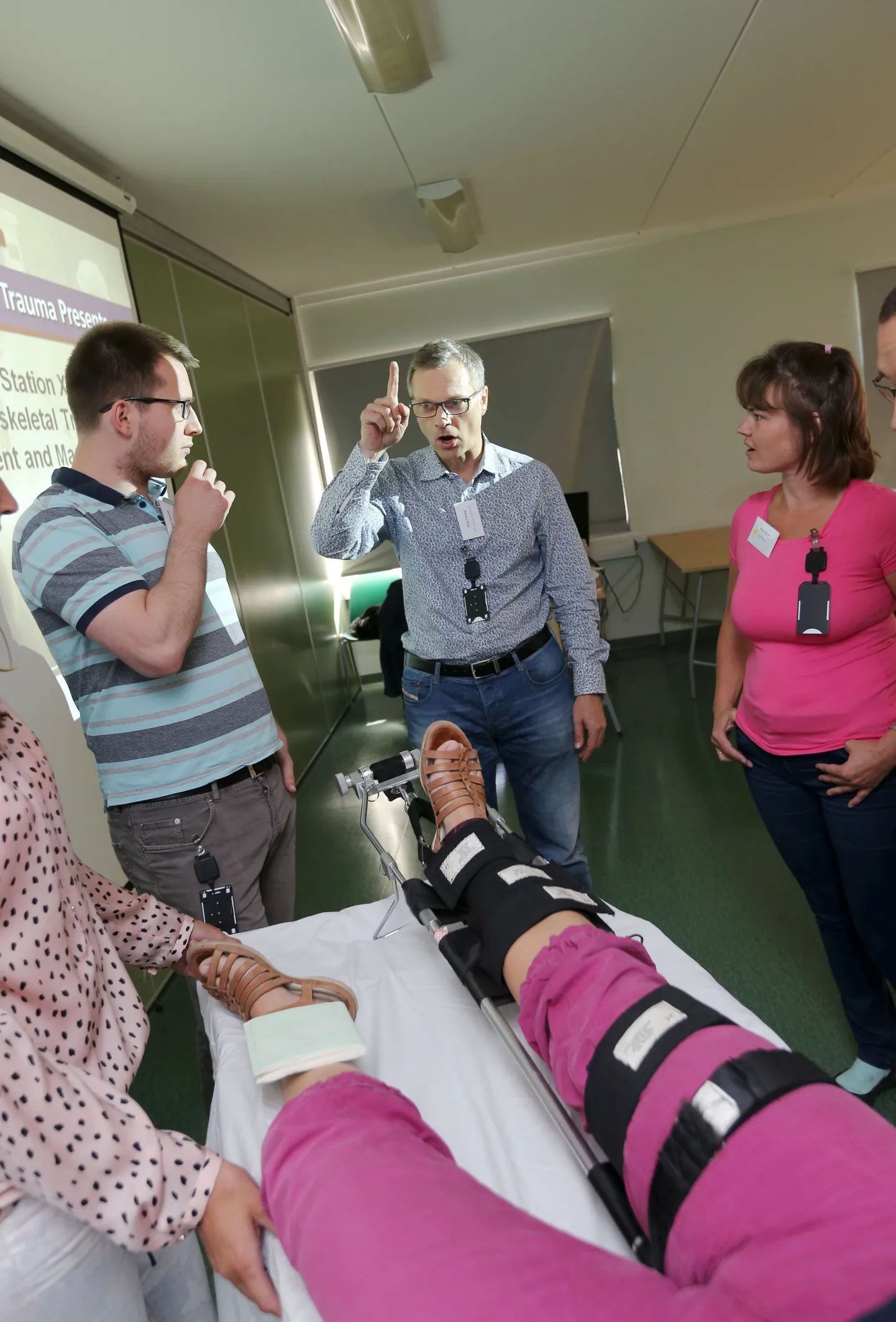 Kaitseväe Ühendatud Õppeasutustes toimus traumakoolitus.
Pildil koolitusel osalejad Simo Saarniit (vasakul) ja Neve Vendt (paremal) ning koolituse korraldaja Peep Talving (keskel).