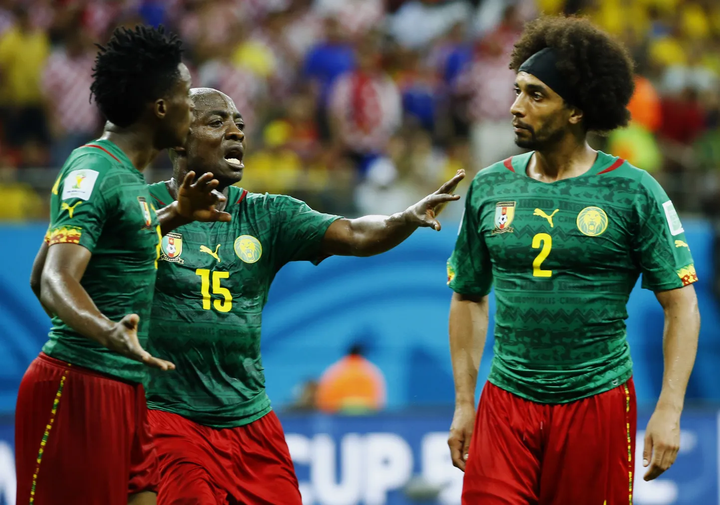 Achille Weboc (keskel) püüab lahutada Benjamin Moukandjot (vasakul) ja Benoit Assou-Ekottot.