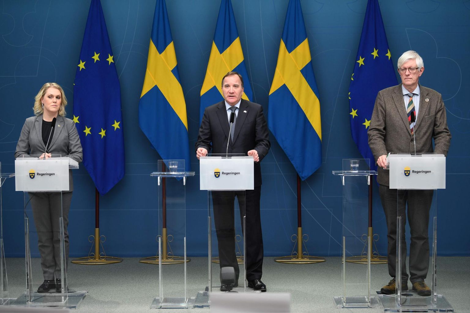 Rootsi sotsiaalminister Lena Hallengren (vasakult), peaminister Stefan Löfven ja rahvaterviseameti peadirektor Johan Carlson teatasid läinud reedel pärast pandeemiaseaduse vastuvõtmist ka uutest piirangutest.