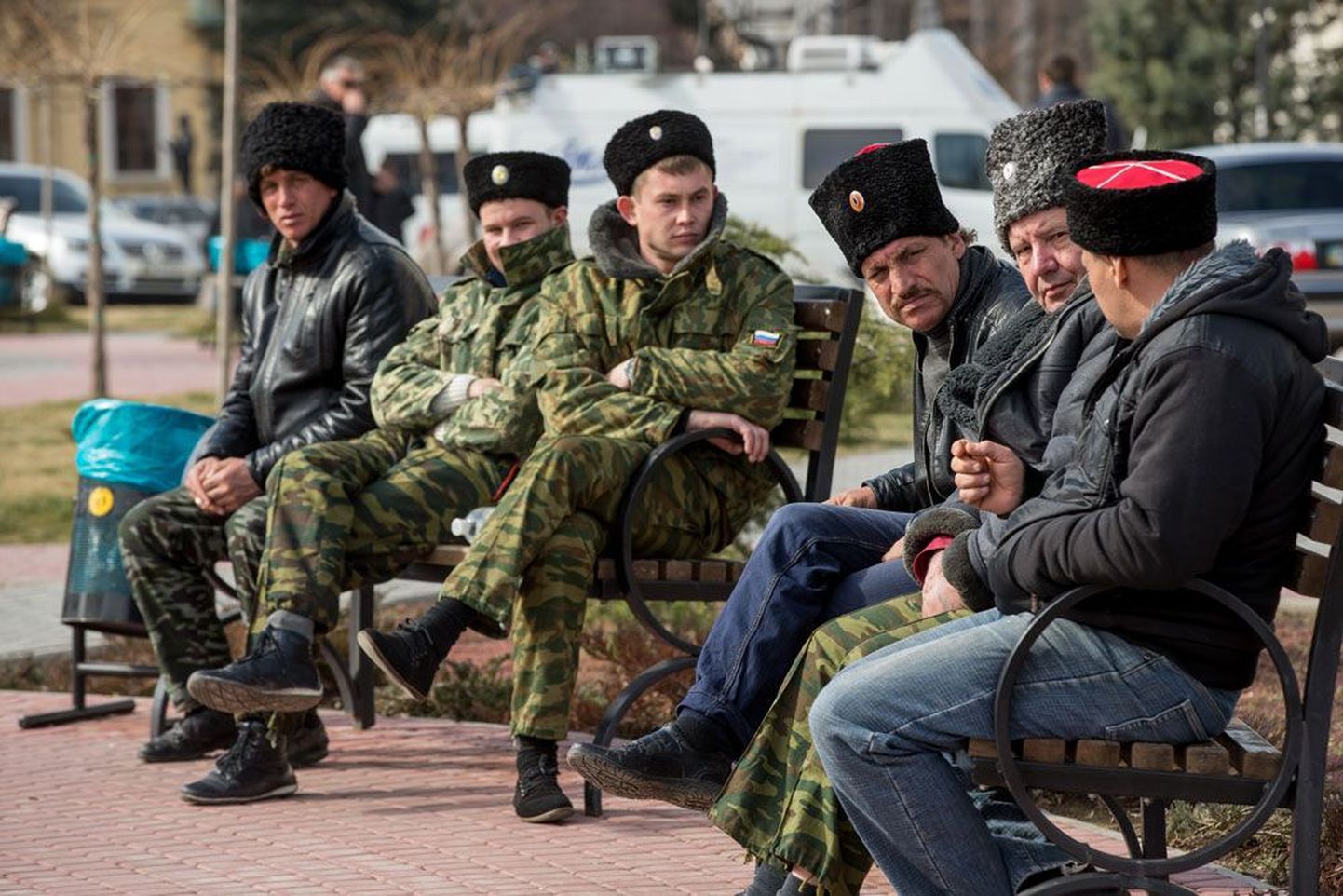 Simferopolis asuva ülemraada hoone ette on kogunenud korda pidama hulk venemeelseid mehi.