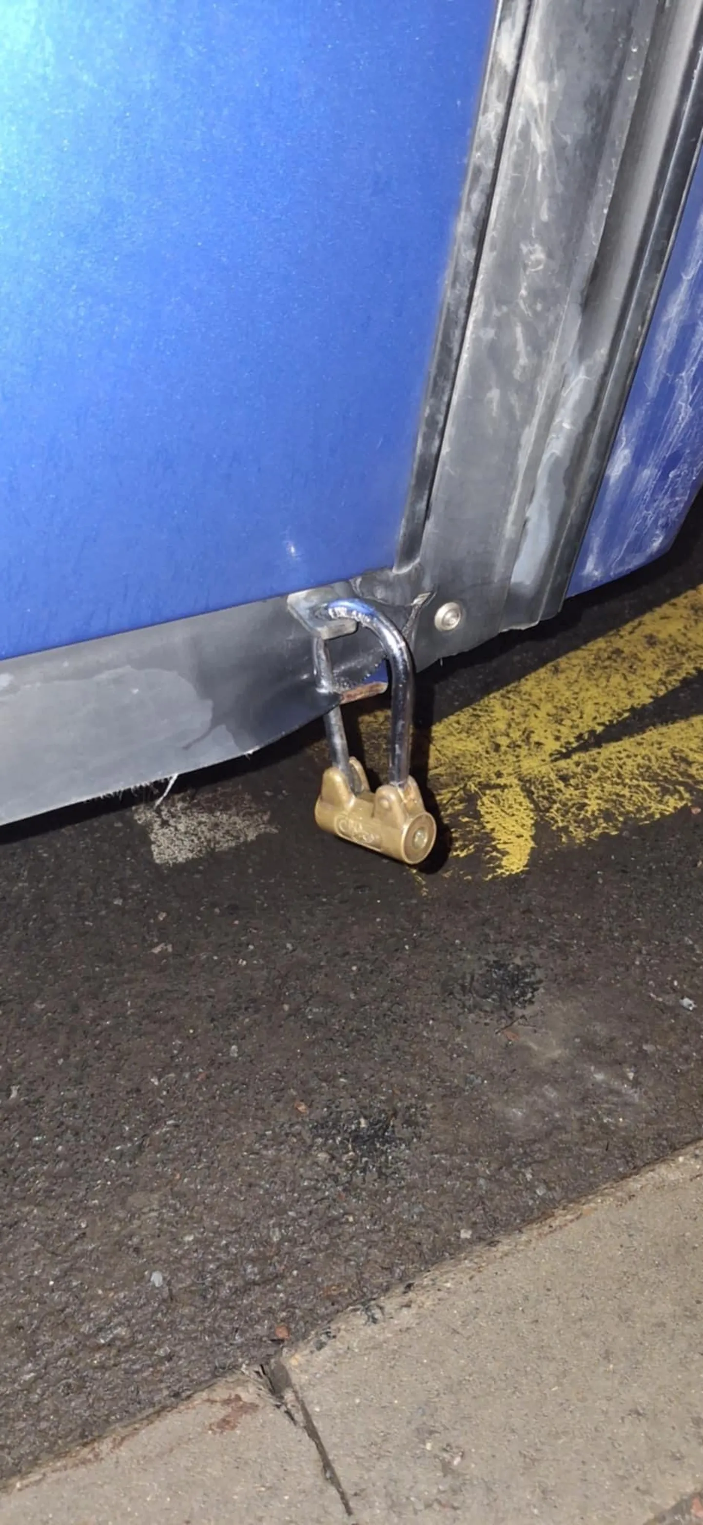 Tabalukuga suletud bussiuks.