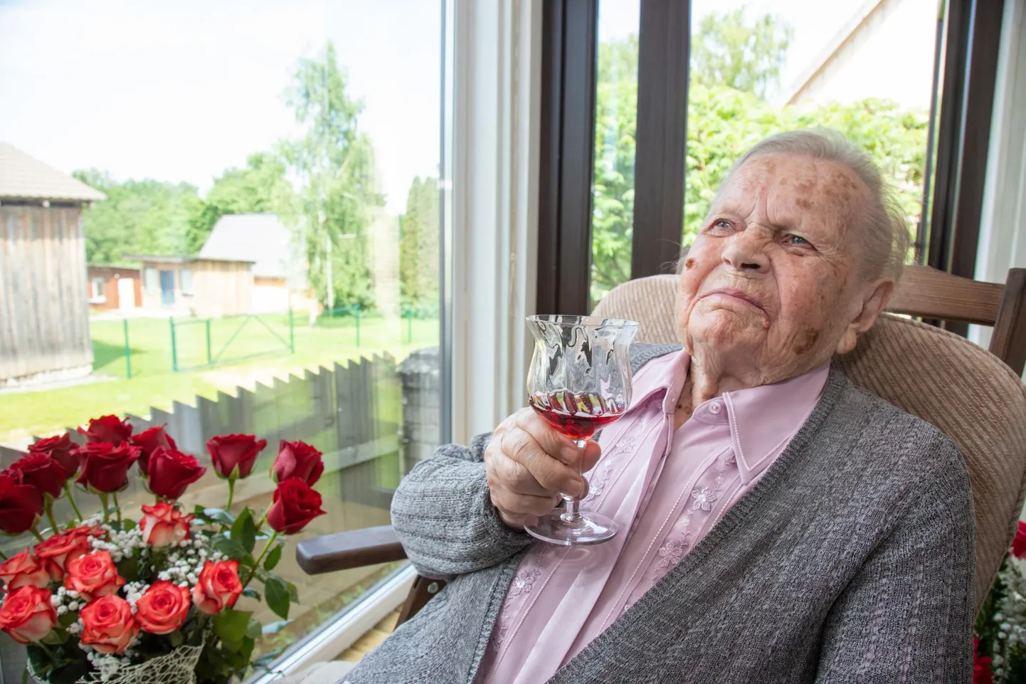 Sajandat sünnipäeva tähistav Salme Loopre ei ole end kunagi purju joonud. «Tervisenapsust ma ära ei ütle, aga tark inimene oskab alati piiri pidada,» sõnas ta.