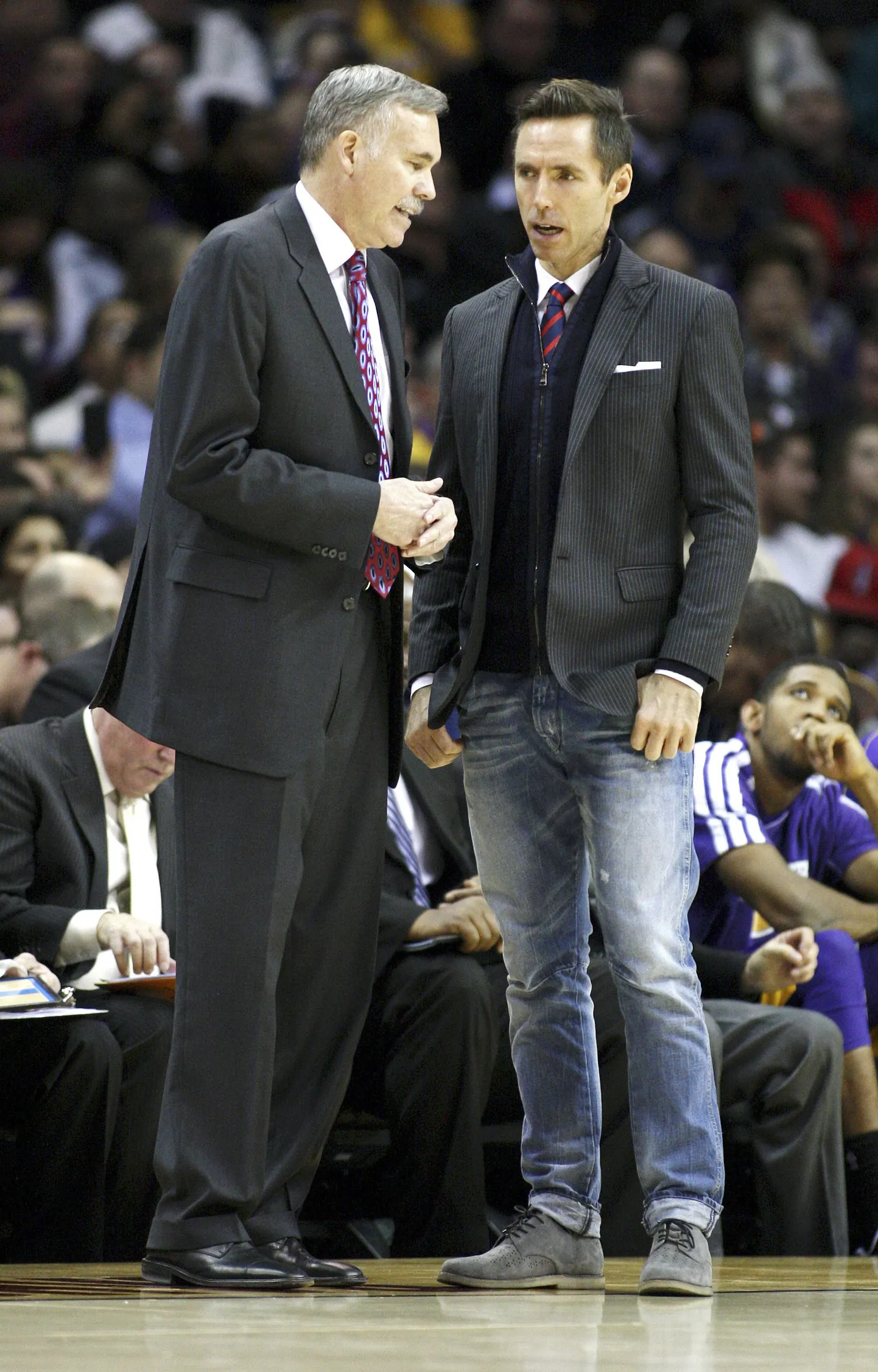 Peatreener Mike D'Antoni ja vigastatud Steve Nash vestlemas.