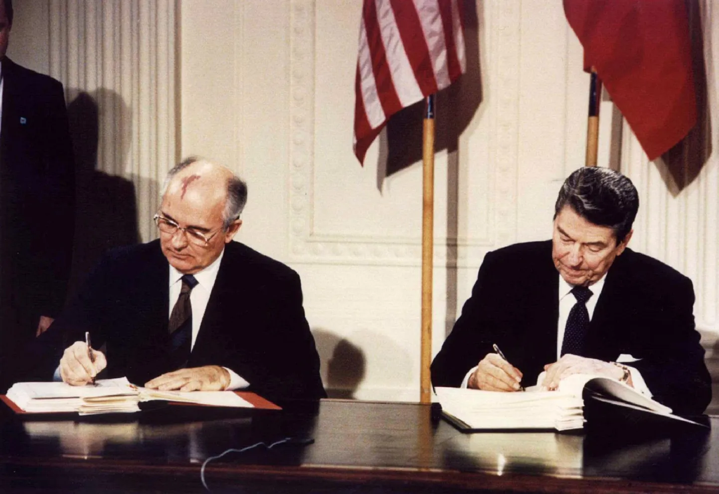 Mihhail Gorbatšov ja Ronald Reagan allkirjastasid keskmaa-tuumajõudude piiramise lepingu 1987. aasta 8. detsembril.