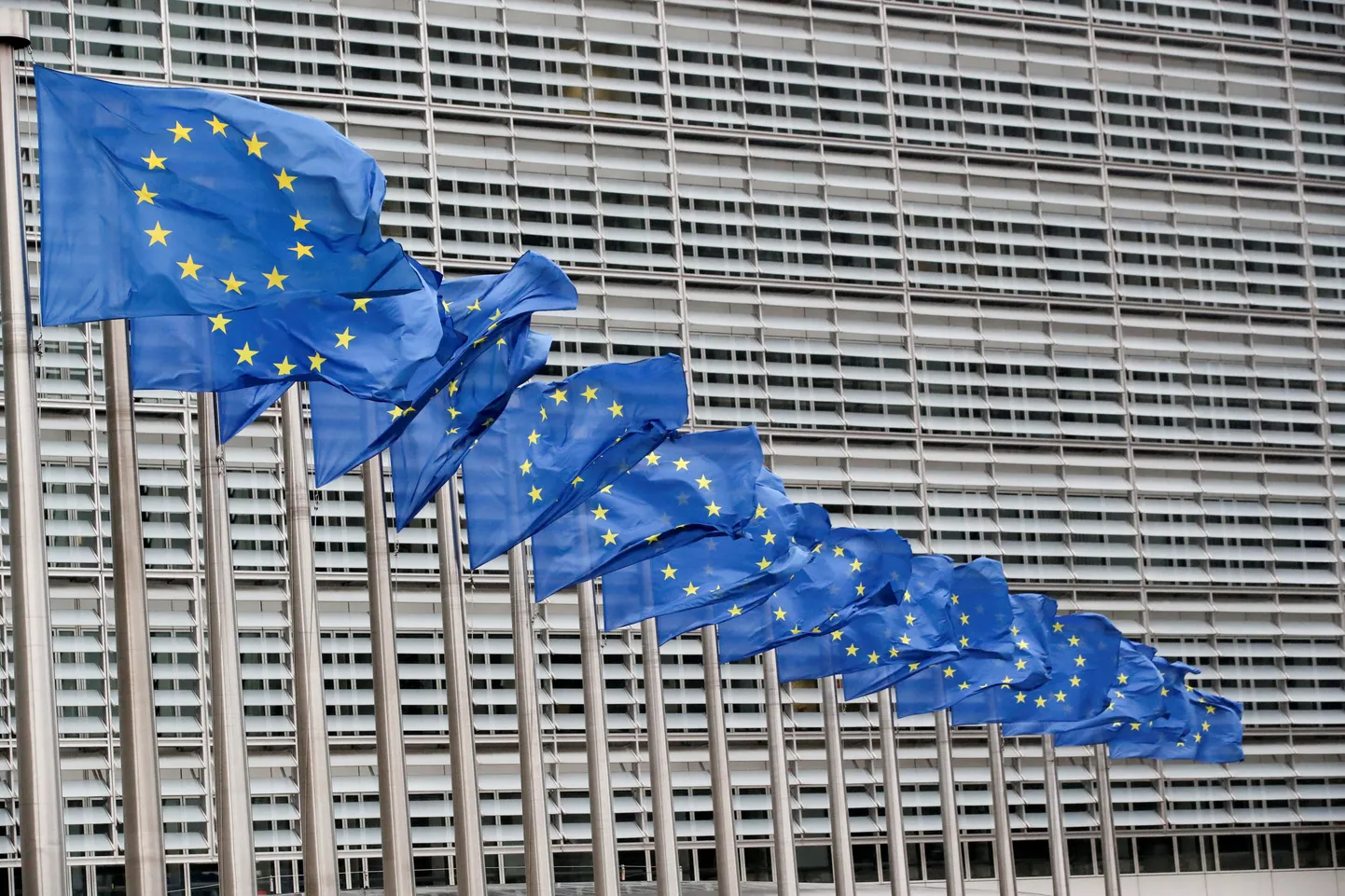 Euroopa Liidu lipud Brüsselis Euroopa Komisjoni hoone ees.