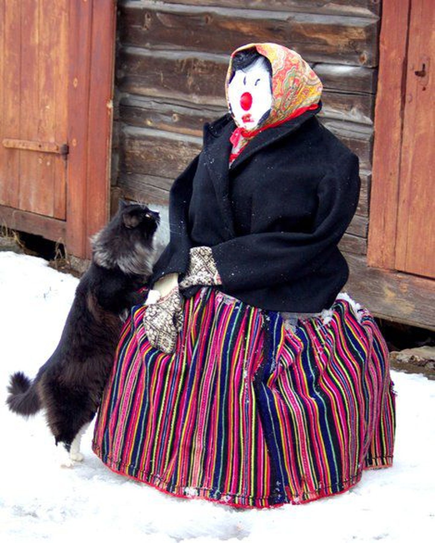 Снежная баба в эстонском национальном костюме