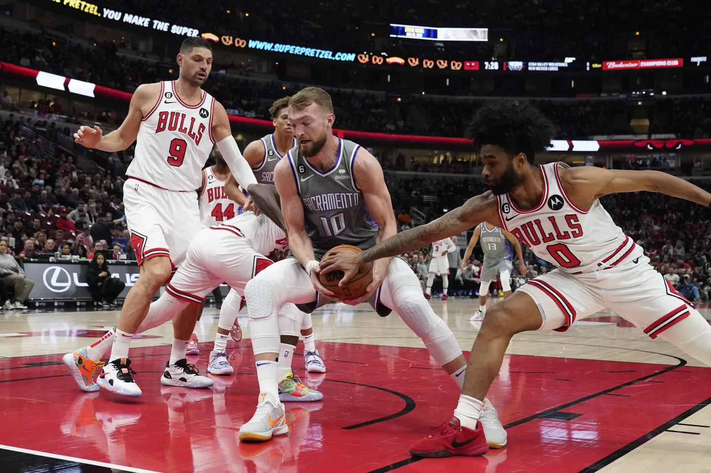 Domants Sabonis (centrā)