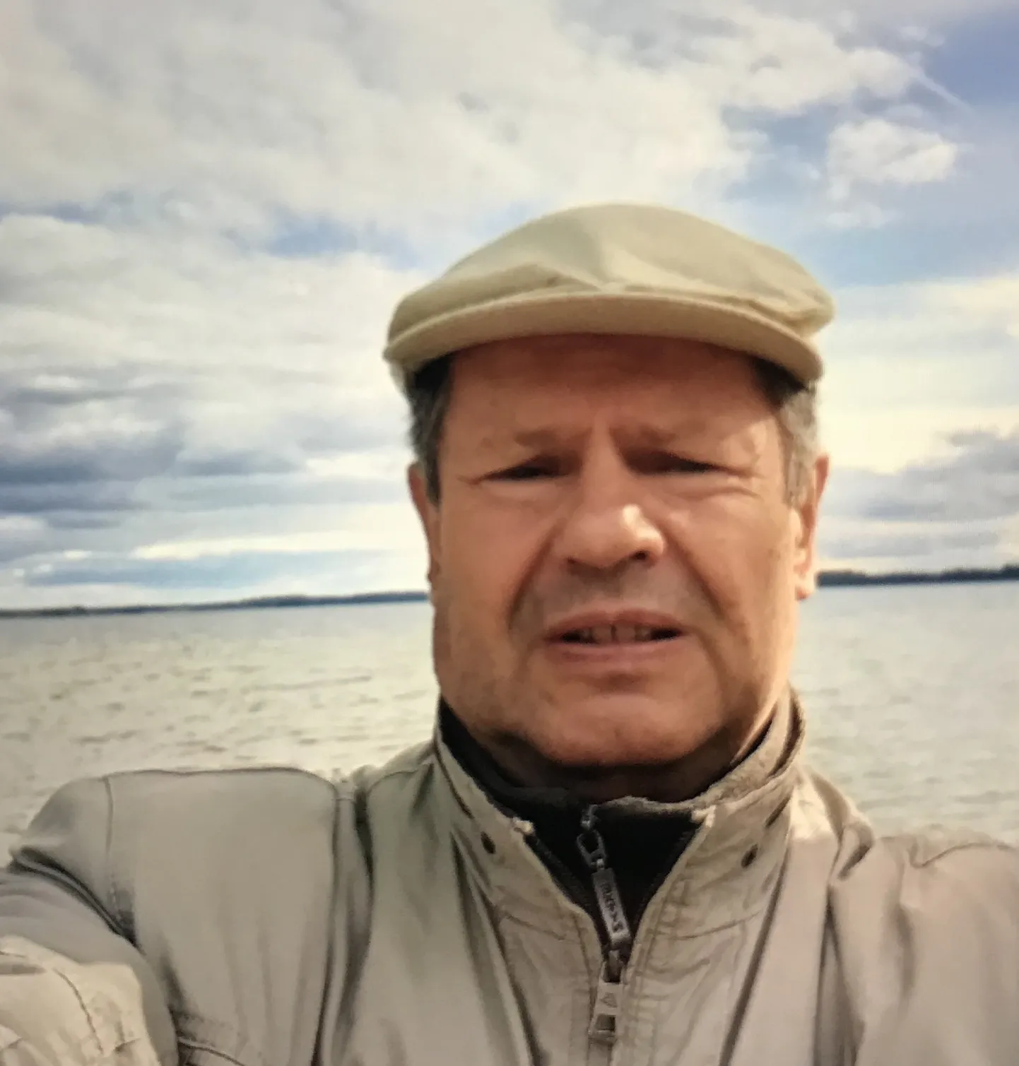 Politsei otsib Tartus kadunud 70-aastast Arvot. Mehel oli seljas sinise-rohelise-punase värviline jope.