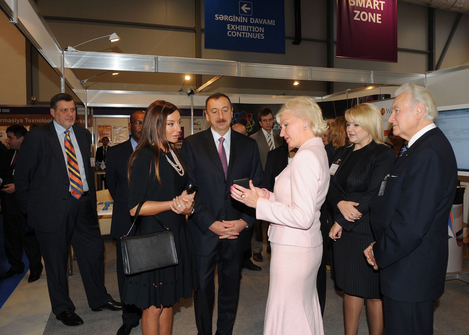 Kristiina Ojuland koos president Rüütli ja Aserbaidžaani presidendipaariga.