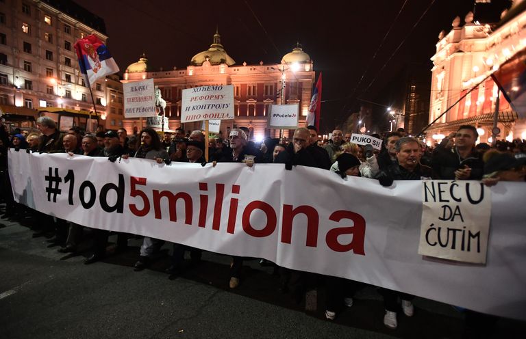 Meeleavaldajad arssisid läbi Belgradi kandes suurt plakatit kirjaga: «Üks viiest miljonist.»