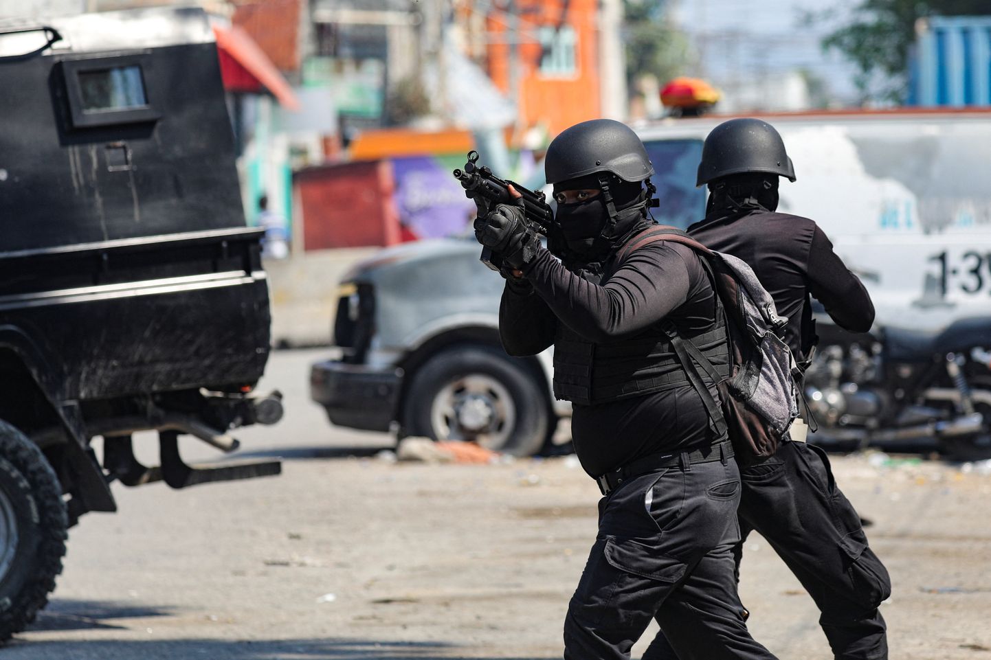 Haiti ametivõimud üritavad võidelda kuritegelike jõukudega.